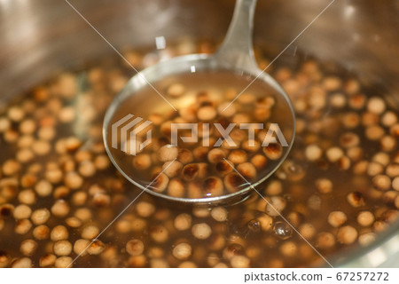 making the pearl milk tea at home making the pearl milk tea at home 67257272