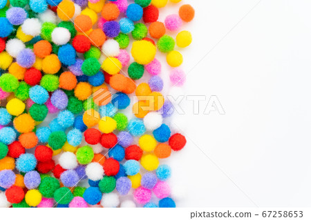 彩色毛氈球白色背景 彩色毛氈球白色背景 67258653