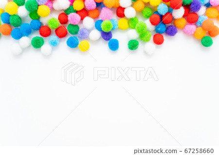 彩色毛氈球白色背景 彩色毛氈球白色背景 67258660