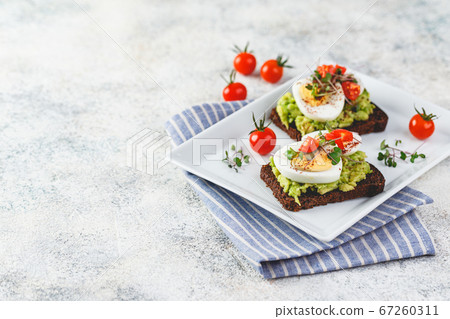 Toast with avocado and egg 67260311