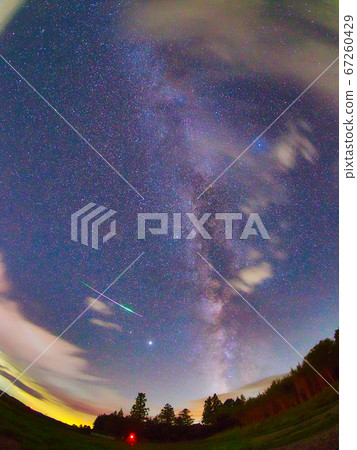 一顆流星卡在銀河系中 一顆流星卡在銀河系中 67260429
