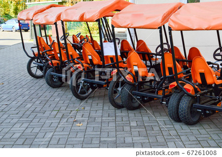 Many fashionable orange four-wheeled sports Many fashionable orange four-wheeled sports 67261008