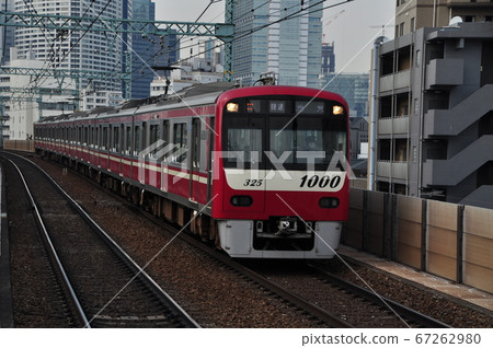 京急線京急本線 進入新巴站的普通列車 新1000型 照片素材 圖片 圖庫