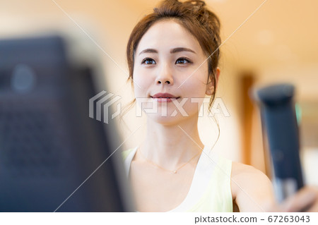 在健身房的年輕女子 在健身房的年輕女子 67263043