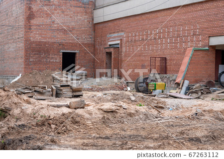 Construction of a brick building using columns 67263112