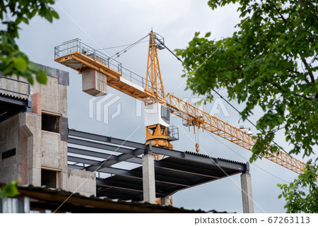 crane in the city in cloudy weather. crane in the city in cloudy weather. 67263113