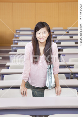 微笑的女大學生 67264998