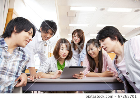 大學生看平板電腦 67265701