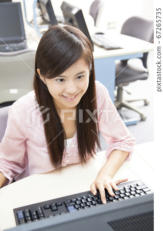 女大學生玩電腦 女大學生玩電腦 67265735