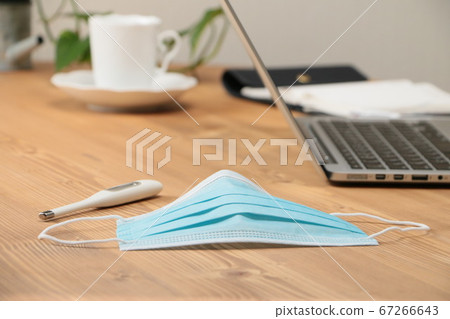 筆記本電腦，口罩和溫度計 67266643