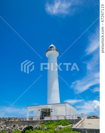 夏天令人耳目一新的藍天和海角贊帕角海角燈塔和大海，在沖繩島03 67267119