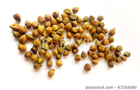 Black Chick Pea or Kala Chana isolated on White 67268060