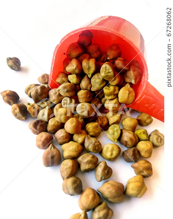 Black Chick Pea or Kala Chana isolated on White 67268062