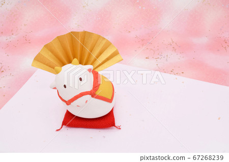 牛肉粘土鈴鐺粘土娃娃三維與粉紅色的背景上的金扇 67268239