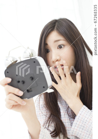 觀看鬧鐘的婦女 觀看鬧鐘的婦女 67268335