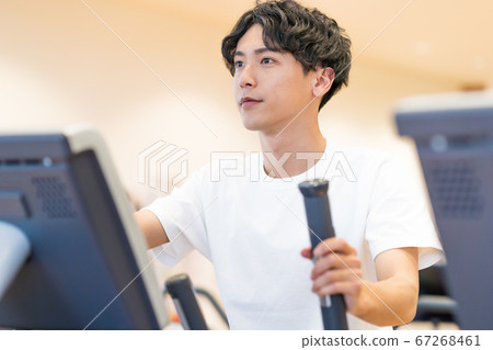 在健身房裡的年輕人 67268461