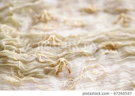 與民族刺繡背景材料的時尚攤位的特寫照片 67268587
