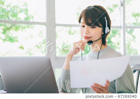 女人在家舉行網絡會議 女人在家舉行網絡會議 67269340