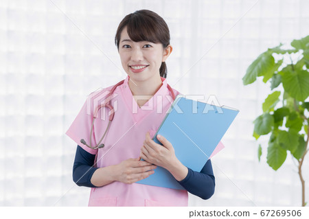 對著鏡頭微笑的護士的醫學肖像 67269506