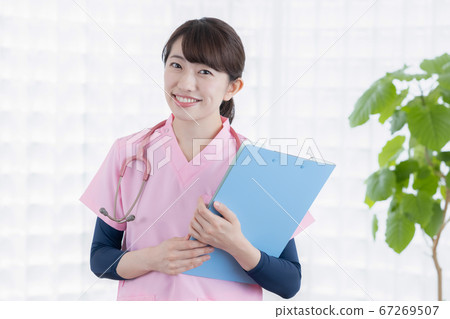 對著鏡頭微笑的護士的醫學肖像 67269507