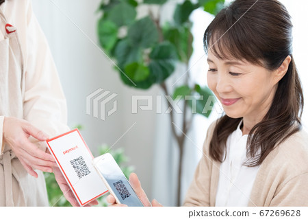 Middle women who settle with QR code Middle women who settle with QR code 67269628