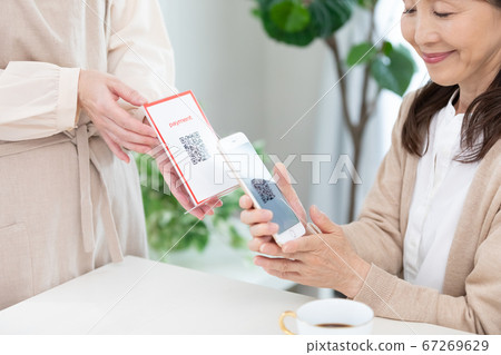 Middle women who settle with QR code Middle women who settle with QR code 67269629