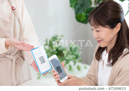Middle women who settle with QR code Middle women who settle with QR code 67269633