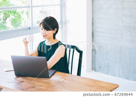 Young women teleworking (Please refrain from using sites and apps such as marriage hunting and dating agencies) Young women teleworking (Please refrain from using sites and apps such as marriage hunting and dating agencies) 67269644