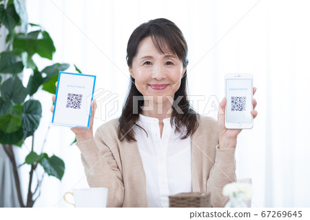 Middle women who settle with QR code Middle women who settle with QR code 67269645