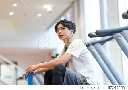 年輕人,健身房,休息,補水 年輕人,健身房,休息,補水 67269663