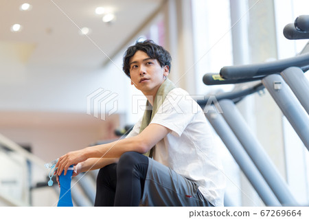 年輕人,健身房,休息,補水 年輕人,健身房,休息,補水 67269664