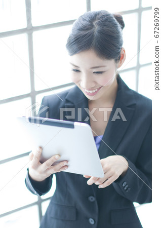 OL看著平板電腦 OL看著平板電腦 67269799