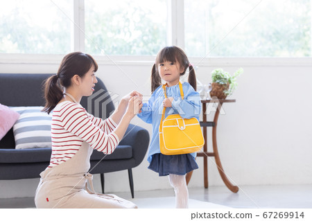 上學前準備上學的家庭女孩和媽媽 上學前準備上學的家庭女孩和媽媽 67269914