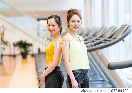 Young woman at the gym 67269933