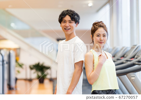年輕的男人和女人在健身房 67270057