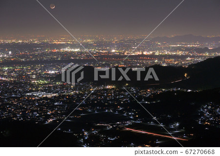 從足利市和大田區方向看的關東平原夜景以及從大山看的新月 從足利市和大田區方向看的關東平原夜景以及從大山看的新月 67270668