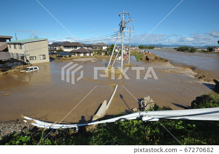 被19號颱風淹沒和破壞的秋山河,泥濘的河流流入居民區 被19號颱風淹沒和破壞的秋山河,泥濘的河流流入居民區 67270682