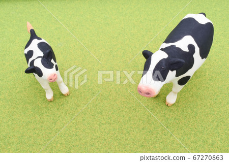 牛父母的黏土玩偶在草坪上nest依 67270863