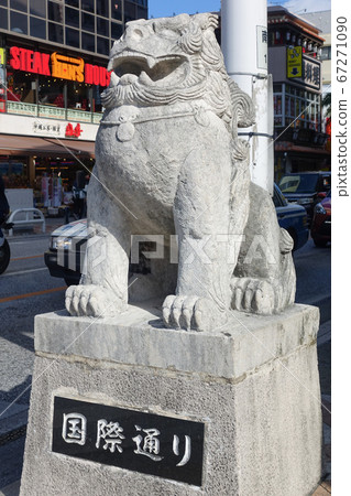 在Kokusai街上的Shisa 67271090