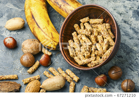 Granola and mixed nuts Granola and mixed nuts 67271210