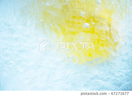 Lemon or orange slice in water and ice 67271677