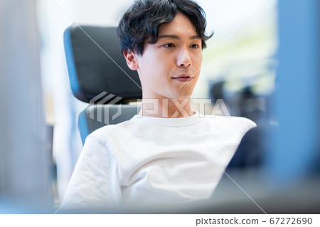 在健身房裡的年輕人 67272690