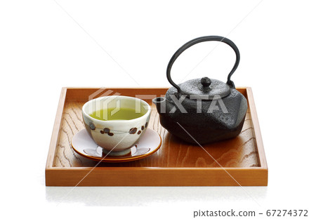 一杯水放在桌子上 67274372