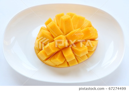 芒果在白板上切成花朵的圖案，從上方直接上傳 67274499