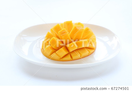 小芒果切成花的圖案，在白板上 67274501