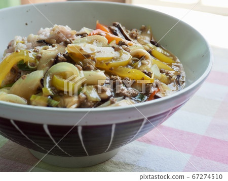 亞洲食品蔬菜和蘑菇飯碗 亞洲食品蔬菜和蘑菇飯碗 67274510