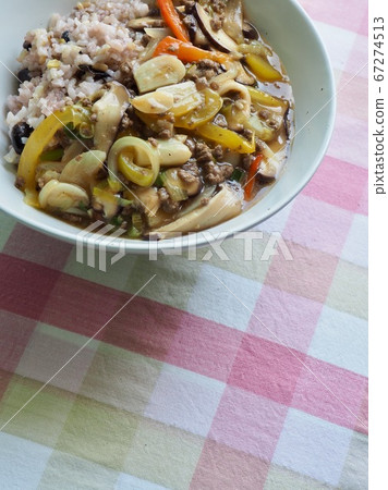 亞洲食品蔬菜和蘑菇飯碗 亞洲食品蔬菜和蘑菇飯碗 67274513