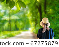 一個女人在公園散步 67275879