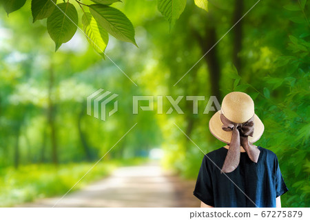一個女人在公園散步 67275879