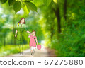 母親和兒童穿過公園散步的插圖 67275880